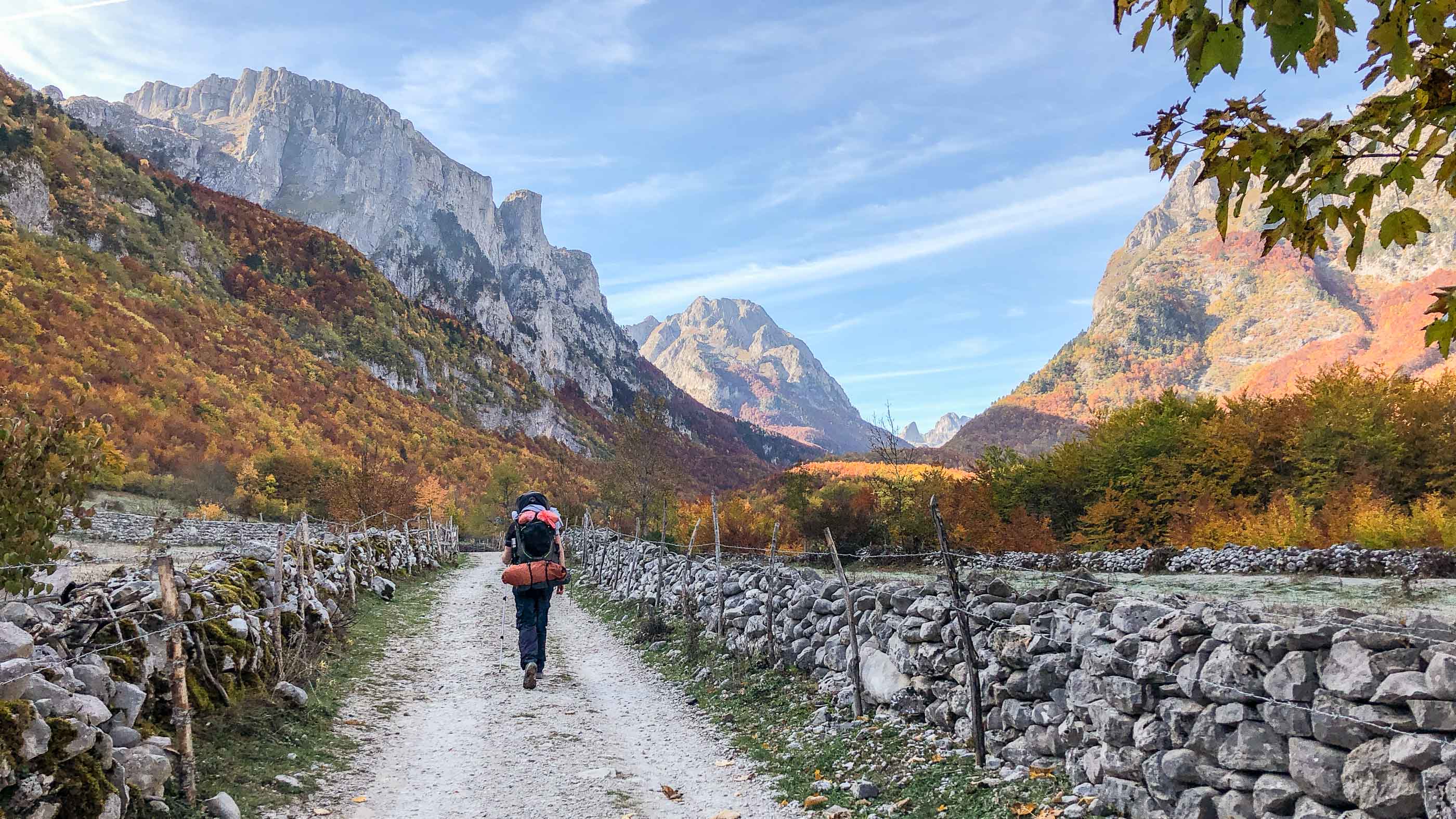 Grupo caminhando na montanha